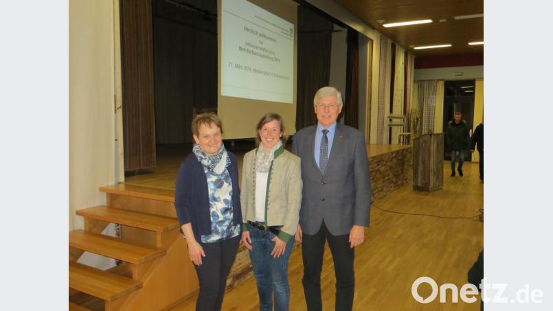 Die Referenten: (von links) Fördersachbearbeiterin Barbara Ruhland, Sachgebietsleiterin Birgit Scharrer und Behördenleiter Georg Mayer. Bild: exb