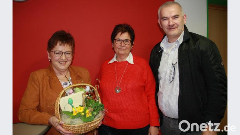 Referentin beim Seniorennachmittag war Bezirksrätin und Fachfrau in sozialen Fragen, Brigitte Scharf. Organsiert hatte das Treffen Anneliese Krenkel (Bildmitte). Dankeschön sagte Bürgermeister Uli Roth. Bild: wro
