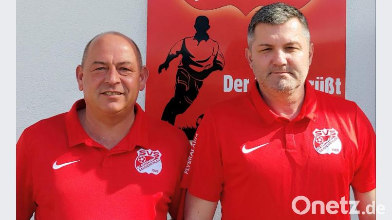 Vorsitzender Peter Fochtner (links) und der neue Trainer des SV Schmidmühlen, Holger Fleck (rechts). Er übernimmt im Sommer den Trainerposten von Stefan Linz. Bild: fop