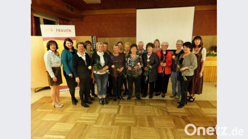 Den Gründungsmitgliedern dankten stellvertretende FU-Vorsitzender Claudia Graf und stellvertretende FU-Kreisvorsitzende Barbara Gerl (von links) sowie FU-Vorsitzende Evi Höllerer (rechts), stellvertretende FU-Vorsitzende Klara Rauch (Dritte von rechts) und Anneliese Hoffmann (Fünfte von rechts). Bild: ibj