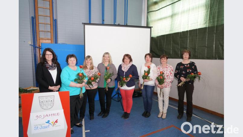 Kita-Leiterin Sonja Kick dankt ihren langjährigen Mitarbeiterinnen Adelheid Meier, Tanja Schwarz, Martina Lorenz, Birgit Bocka sowie den Raumpflegerinnen Lisa Kraus, Claudia Albrecht und Resi Vitzthum (von links). Bild: fvo