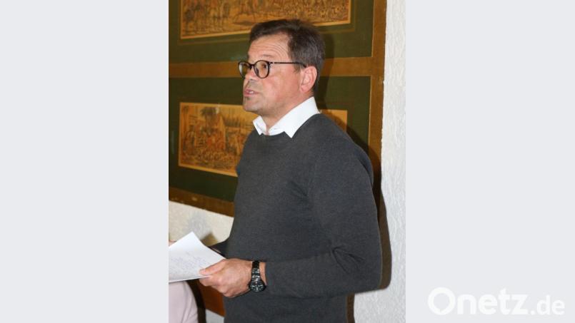 Kreisfachberater Harald Schlöger zeigt den Gartlern, wie man ein Hochbeet aufbaut und wie man anschließend damit umgeht. Bild: rpp