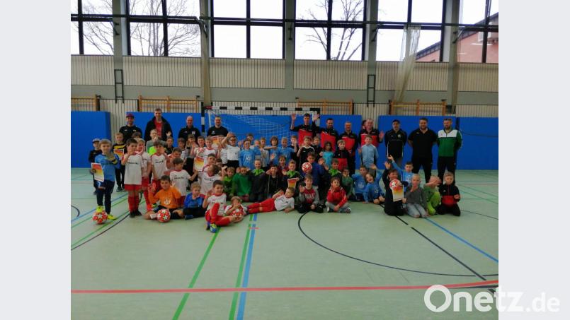 Nach den Spielen gruppierten sich die F-Jugend-Teams zum Erinnerungsfoto. Bild: exb