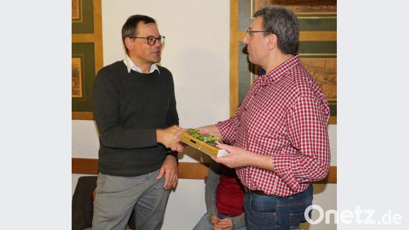Vorsitzender Josef Häckl bedankt sich bei Harald Schlöger mit einem kleinen Geschenk für den informativen Vortrag. Bild: rpp