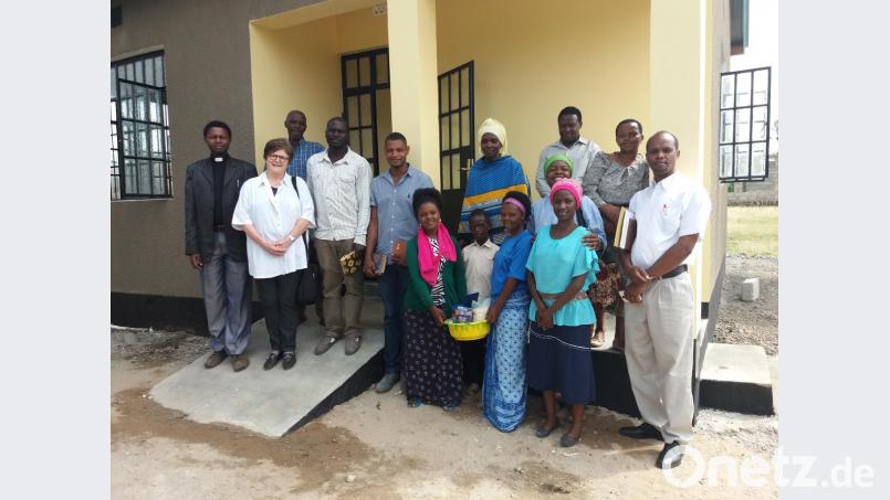 Eine glückliche Familie vor dem neuen Haus, in den endlich Platz ist für alle. Bild: ubb