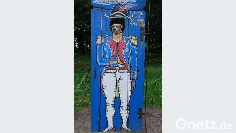 So ein Jack-Russell-Terrier fühlt sich ja manchmal größer als er ist. Aber finden Sie nicht auch, dass ich als Napoleon auf der Festung Königstein eine gute Figur mache? Bild: Schreiber