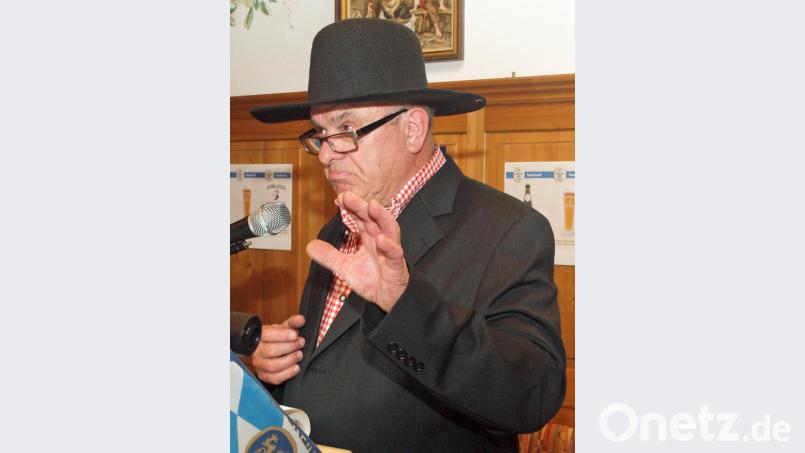 Gemeindediener Erhard hatte es mehr mit dem Bier als mit der Arbeit. Er schilderte daher erst einmal seinen Gang durch Riedens Wirtshäuser vom Frühschoppen bis zum Feierabendseidel. Bild: sön