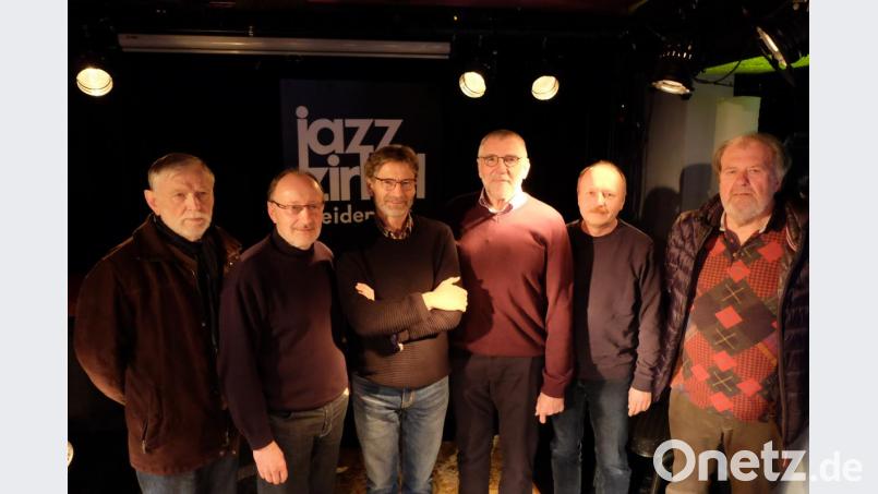 Sie bringen den Jazz nach Weiden: Die neue Vorstandsschaft des Jazz-Zirkel-Weiden: Alfred Hertrich (Ehrenvorsitzender), Martin Kießling (Kassier), Reinhard Roth (Vorsitzender), Günter Geiß (Schriftführer), Thomas Stock (zweiter Vorsitzender) und Ernst Wöhrle (Kassenprüfer). Bild: lr
