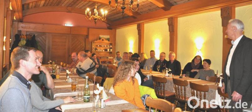 Gartenexperte Arnold Kimmerl aus Pfreimd (stehend) ist bei den Gartlern in Tännesberg gern gesehen. Besonders schätzen sie seine Tipps für die Gartenarbeit. Bild: es