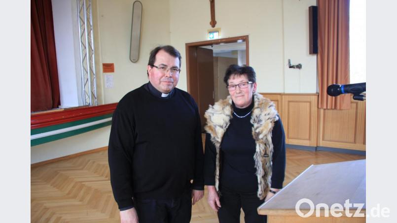 Pfarrer Klaus Haußmann (links) folgte einer Einladung des Frauen- und Müttervereins um Vorsitzende Anni Koller (rechts). Bild: wro