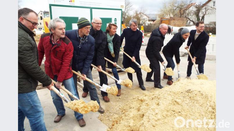 Beim symbolischen Spatenstich packen alle Promis mit an. Bild: e