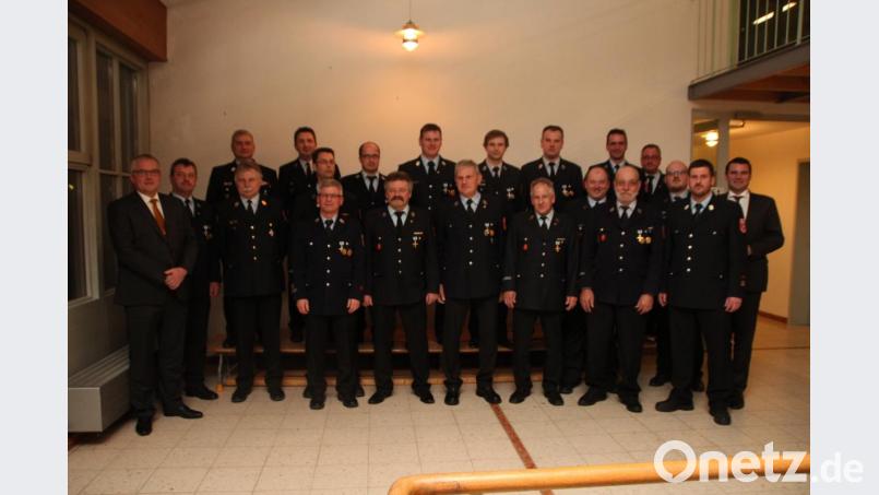 Kommandant Stefan Dirschwigl (Zweiter von rechts), Landrat Thomas Ebeling (rechts), Bürgermeister Richard Tischler (links), Kreisbrandrat Robert Heinfling (Dritter von links, vorne) sowie Kreisbrandmeister Günther Ponnath (Dritter von links, hinten) gratulieren den vom Freistaat ausgezeichneten Aktiven. Bild: slh
