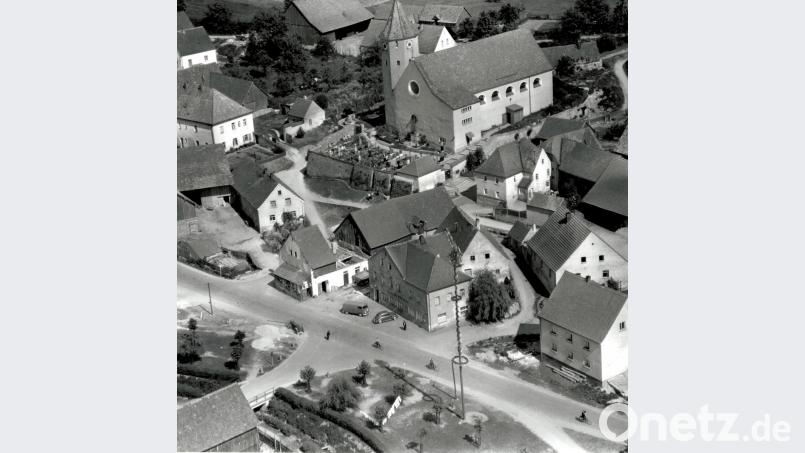 So präsentierten sich in Schmidgaden Kirche und Dorfplatz im Jahr 1958. Archivbild: exb