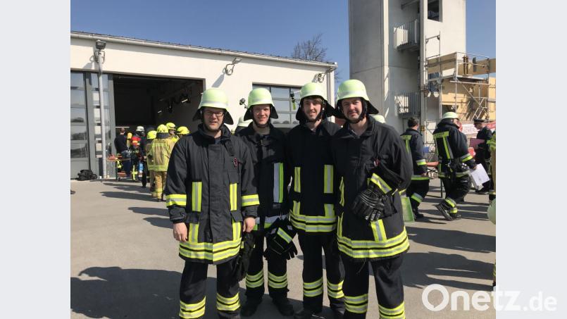 Achim Helgert, Markus Woppmann, David Piehler und Alexander Pilfusek (von links) freuen sich über Bronze beim Atemschutz-Leistungsbewerb in Schierling. Bild: pi