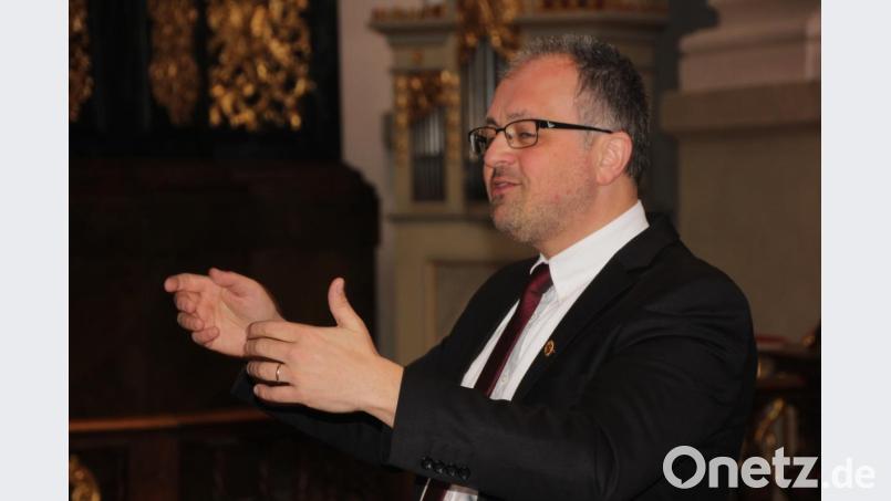 Holger Kruschina, Pfarrer von Roding, leitet den Chor seit 2010. Bild: kro
