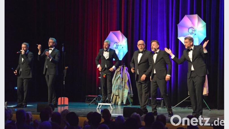 Frenetischen Beifall und Standing Ovations gab es beim „Goldsinger“-Programm von Six Pack. Bild: Karin Hegen