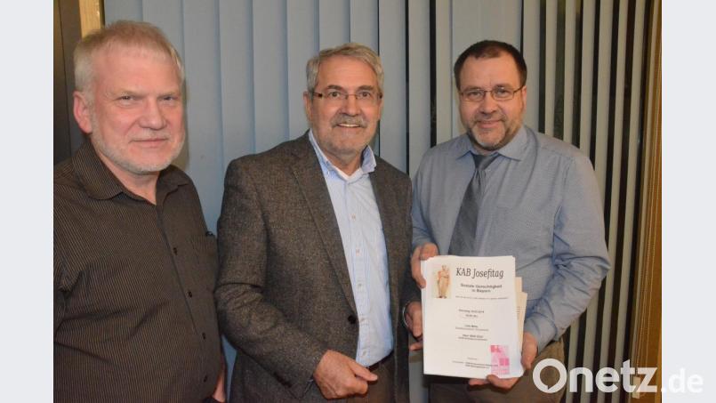 Die KAB kämpft für die arbeitende Bevölkerung (von links): Alfons Ernstberger, Diözesanvorsitzender Willi Dürr und stellvertretender Kreisvorsitzender Michael Träger. Bild: Kunz