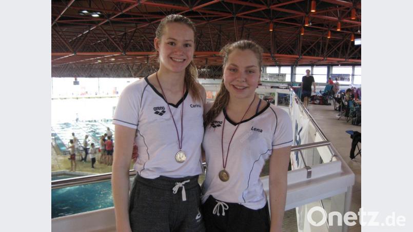 Carina Bönisch (links) und Lena Rath siegten über 200m Schmetterling in ihren jeweiligen Altersklassen Bild: rbg