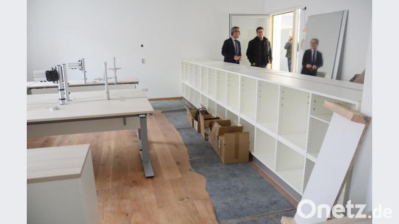 Bürgermeister Werner Nickl und Roland Sächerl vom Bauamt (von links) schauen nach dem Stand der Arbeiten in der künftigen Kfz-Zulassungsstelle. Ab Donnerstagnachmittag werden die Mitarbeiter des Landratsamtes das neue Büro im sanierten Rathaus beziehen. Bild: Gabi Schönberger
