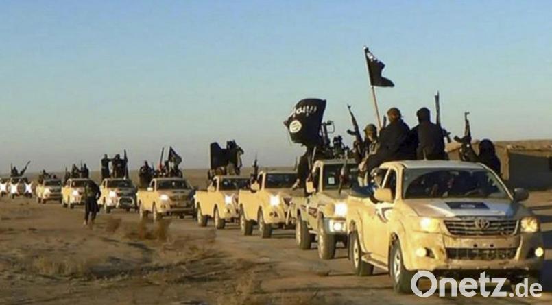 Das undatierte Foto, das von einer militanten Website über die Nachrichtenagentur AP zur Verfügung gestellt wurde, zeigt einen Fahrzeugkonvoi mit Mitgliedern der Terrormiliz Islamischer Staat (IS), auf dem Weg von Al-Rakka (Syrien) in den Irak. Bild: Uncredited/Militant website/AP/dpa