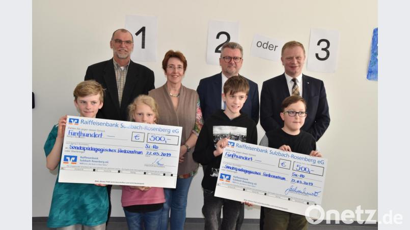 Die Klassensprecher freuen sich über die Schecks für den Wasserspender, was (von links) Stadtwerkeleiter Roland Kraus, Schulleiterin Gisela Lehnerer, Bürgermeister Michael Göth und Raiffeisen-Vorstandsmitglied Martin Sachsenhauser möglich machten. Bild: Andreas Royer