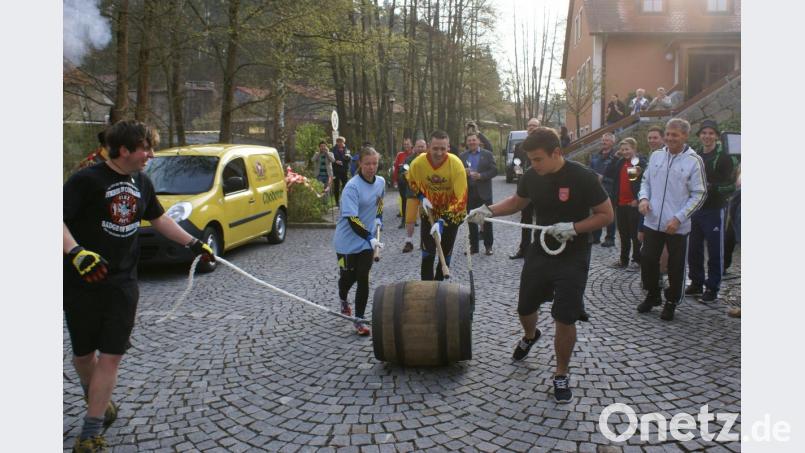 Das Bierfassrollen von der Oberpfalz nach Tschechien ist jedes Jahr ein Spektakel. Bild: arw