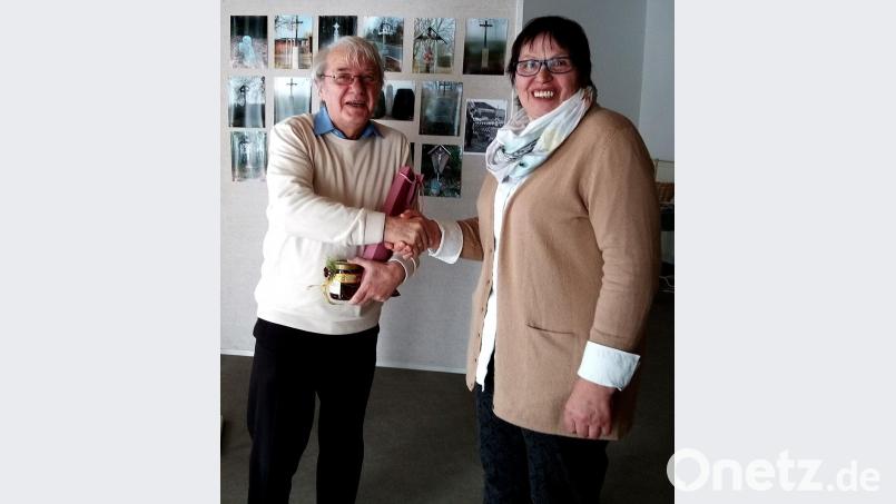 Regina Völkl bedankt sich bei Alois Schinabeck (links) für das anschauliche Referat. Bild: R. Kreuzer