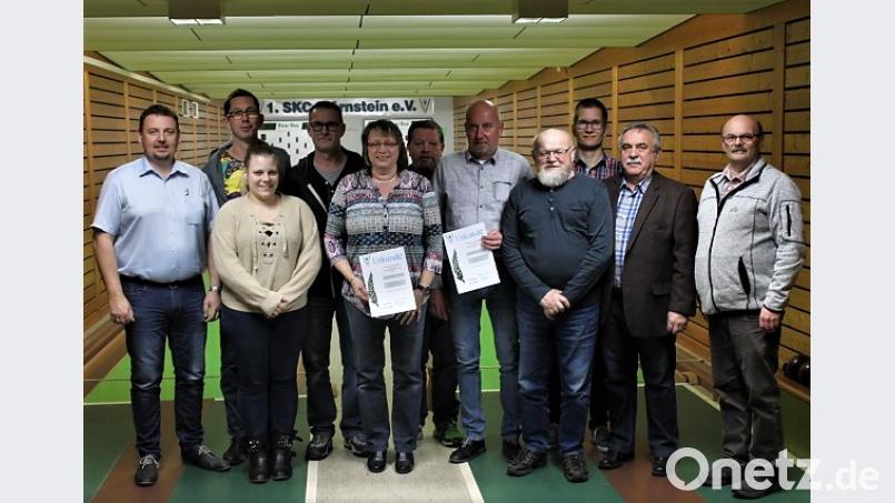 Bürgermeister Markus Ludwig (links) gratuliert den Geehrten und dem Vorstand zur Wiederwahl mit ihrem Vorsitzenden Johann Simon (rechts). Bild: arw