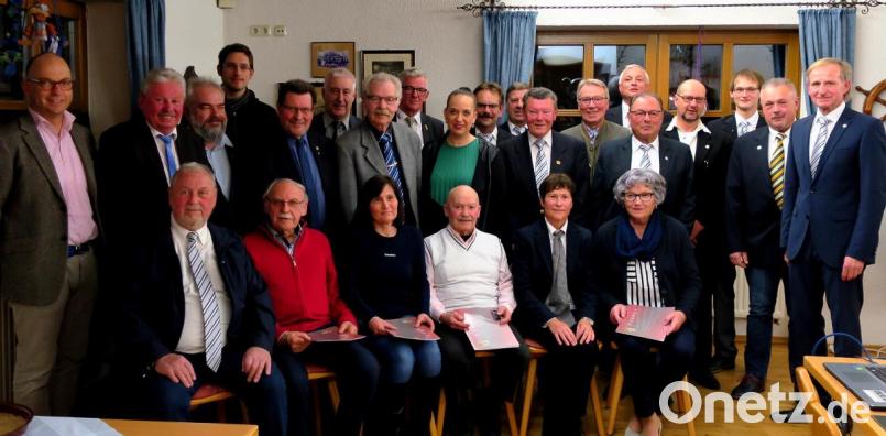 Karlheinz Ach (rechts) gratuliert den Geehrten und den gewählten Vorstandsmitgliedern. Bild: R. Kreuzer
