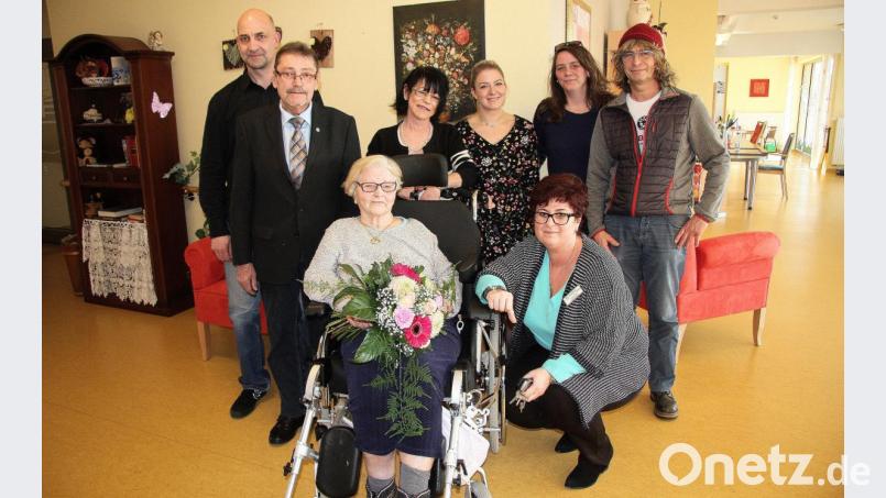 Anneliese Sobotta (sitzend) feierte im Senioren-Servicehaus ihren 80. Geburtstag. Es gratulierten (von links) Frank (Lebenspartner von Tochter Tania), Zweiter Bürgermeister Karl Busch, Tochter Tania, Enkelin Teresa, Steffi und Oli (Sohn) sowie im Namen des Senioren-Servicehauses Pflegedienstleiterin Daniela Lang (vorne rechts). Bild: wro