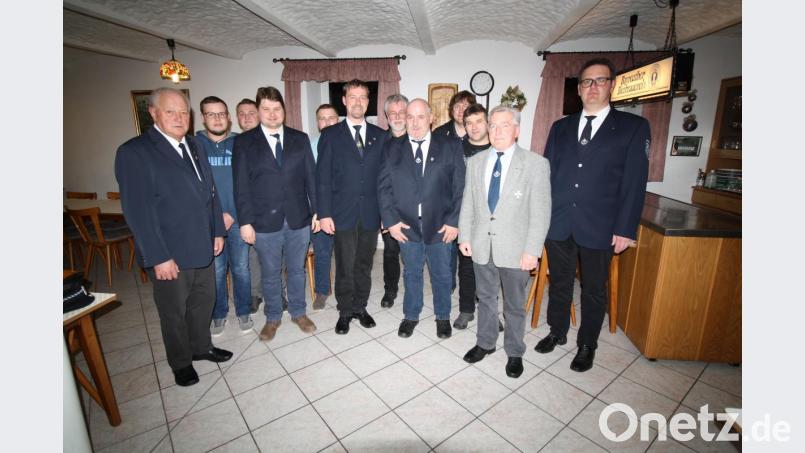 Mit nahezu unverändertem Führungsteam unter Leitung von Markus Reiß (Sechster von links) und Josef Hader (links) geht die Burkhardsreuther Soldatenkameradschaft in die kommenden drei Jahre. Über die reibungslos verlaufene Wahl freute sich auch Soldatenbunds-Kreisvorsitzender Richard Hofmann (Zweiter von rechts). Bild: bjp Bild: bjp