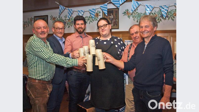 Auf einen „pfundigen Bockbierabend“ stieß Wirtin Susanne Richthammer mit Drittem Bürgermeister Gerhard Schnabel, Bürgermeister Erwin Geitner. Juniorbräu Maximilian Winkler, Erhard Richthammer und Zweitem Bürgermeister Josef Weinfurtner (von links) an. Bild: sön
