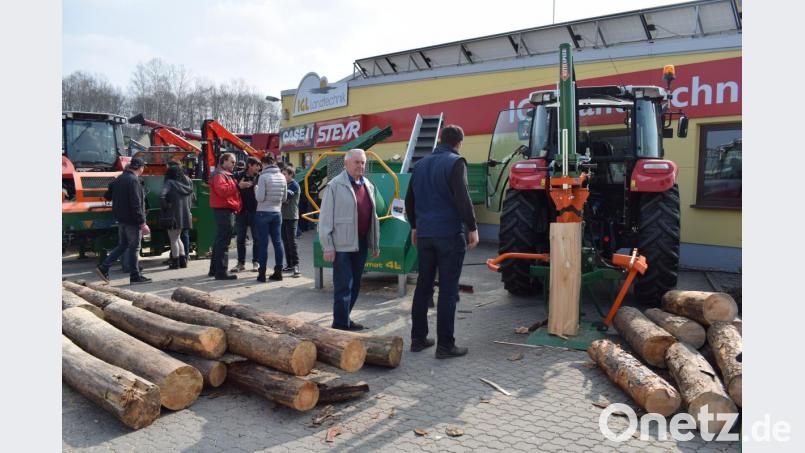 Die Holzbearbeitungsmaschinen der Firma Posch fanden das Interesse der Waldbauern. Von Rundholz bis zum ofenfertigen Scheit geht alles automatisch. Bild: bnr