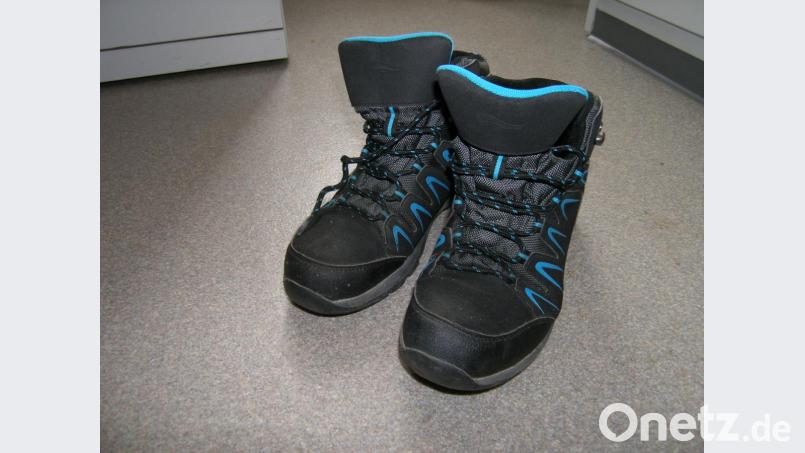 Wem gehören diese Schuhe? Die Polizei bittet die Bevölkerung um Mithilfe. Bild: Polizei