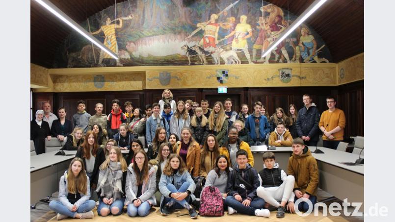 Die französische Schülergruppe mit Schülerinnen und Schülern der Realschule Auerbach, den Lehrkräften und dem Geschäftsleiter der Stadtverwaltung, Michael Bierl. Bild: cs