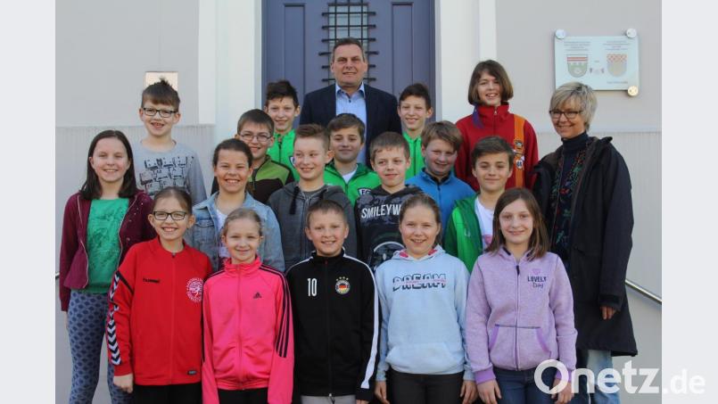 Nach der Fragestunde machen die Kinder und Klassenleiterin Friederike Bösl (rechts) noch ein Gruppenbild mit Bürgermeister Norbert Eckl. Bild: frd