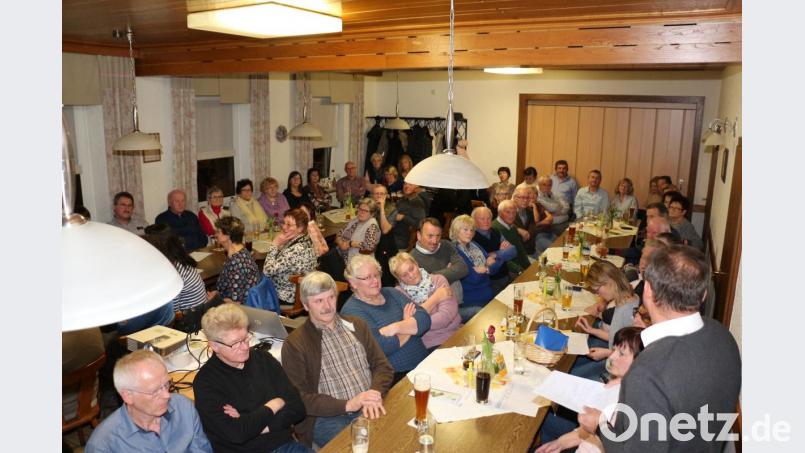 Restlos gefüllt ist das Gasthaus "Zur Fantasie". Das Vortragsthema ist augenscheinlich ein Volltreffer. Bild: rpp