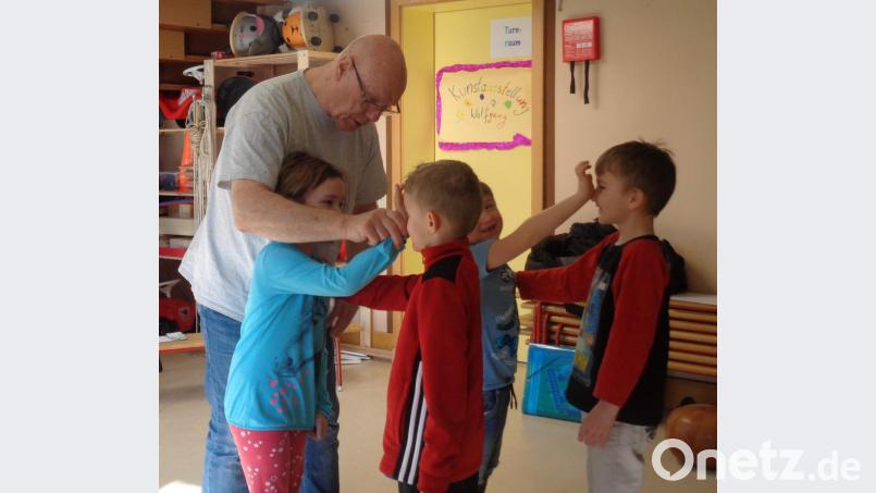 An vier Vormittagen vermittelt Klaus Inderst den Vorschulkindern des St.-Wolfgang-Kindergartens in einem Selbstverteidigungskurs, wie sie sich selbst behaupten können und bei Gefahren reagieren sollen. So bringt er den Kindern bei, einen potentiellen Gegner fest der Nase zu rubbeln und so abzuwehren. Bild: u