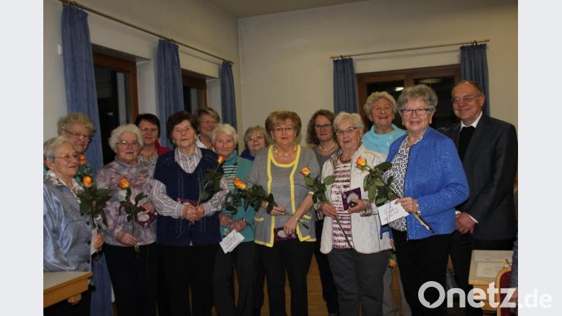 Die Amberger Bezirksvorsitzende des Frauenbundes Irene Zeller (Siebte von rechts), die Frauenbundsprecherin aus der Pfarrei Hl. Dreifaltigkeit, Marlies Häusler (Fünfte von rechts) und Schriftführerin Ursula Peichl (Sechste von links) ehrten die langjährigen und verdienten Frauenbundmitglieder (von links) Kathe Götz, Hildegard Lippert, Therese Hauer, Theresia Singer, Therese Bechtl, Anna Sauer, Ruth Schwab, Marianne Schwab, Erika Steichert und Thea Strehl. Pfarrer Ludwig Gradl (rechts) gratulierte als Präses des Frauenbunds. Bild: ads