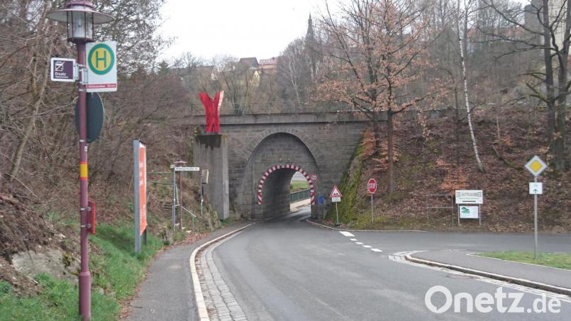 Kanalarbeiten haben Vorrang, deshalb ist die Straße zwischen Windischeschenbach und Neuhaus bis Mitte Mai gesperrt. Auch für Fußgänger gibt es kein Durchkommen. Bild: Lowak