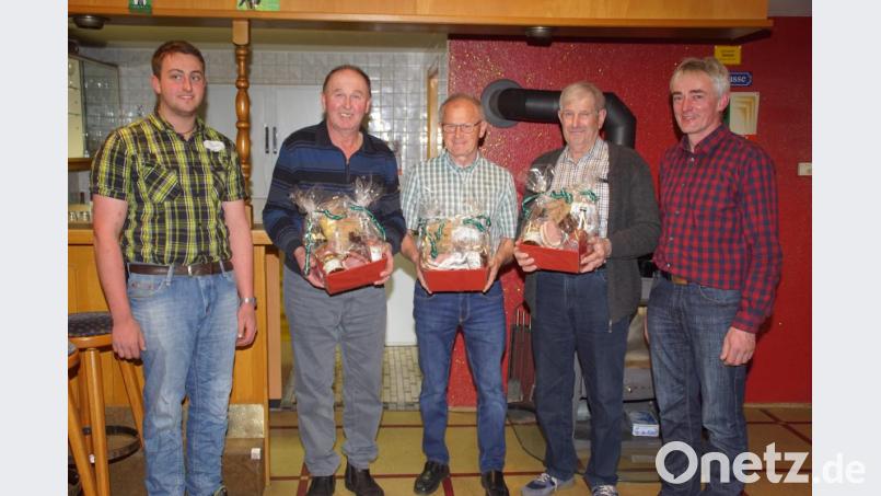 Jagdvorsteher Andreas Kulzer (rechts) und sein Stellvertreter Florian Ring (links) dankten (ab Zweiter von links) Hans Linsmeier, Hans Kaiser und Alfred Bayer für jahrzehntelange Mitarbeit in der Vorstandschaft oder als Kassenprüfer. Bild: mmj
