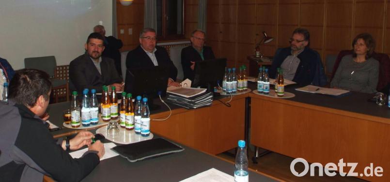 Stadtrat , links vorne an der Stirnseite Michael Stangl. Bild: e