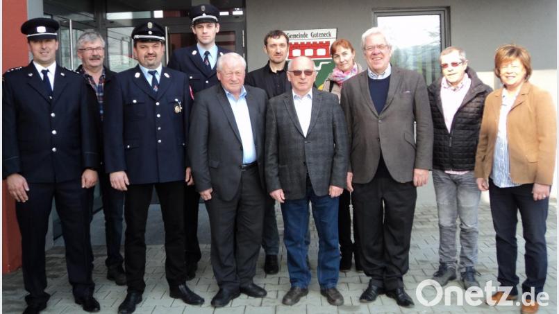 Bürgermeister Hans Wilhelm (Fünfter von links) freute sich über den Besuch seines Amtskollegen František Čurka (Siebter von links) aus der tschechischen Partnergemeinde Hálže und des Feuerwehrkommandanten Frantisek Čurka jun. (links). Bild: ksi