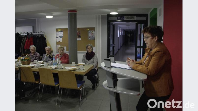 Referentin beim Seniorennachmittag im Foyer der Mehrzweckhalle war Bezirksrätin und Sozialexpertin Brigitte Scharf. Bild: wro