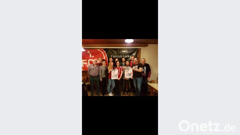 Das 20-jährige Jubiläum des FCN-Fanclubs &quot;Leiky´s&quot; lässt die Neuwahl fast in den Hintergrund rücken. Wiedergewählt wurde Vorsitzender Markus Fischer (hinten, links). Bild: bey