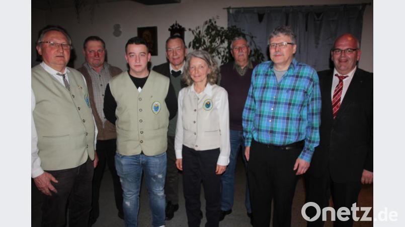 Das neu gewählte Vorstandsgremium des OWV-Zweigvereins Neualbenreuth. Von links Meinhard Köstler, Rudi Sporrer, Thomas Küblböck, Helmut Schnurrer, Eva Ristl, Richard Jechura, Wolfgang Plonner und Bürgermeister Klaus Meyer. Bild: kro