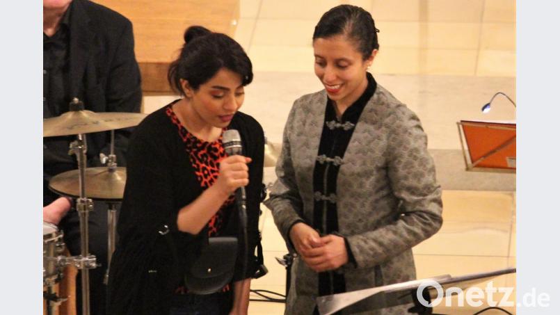 Huda Juma Dayaa (links) feiert gleich zwei Premieren in der Paulanerkirche: Ohne Kopftuch trägt sie in der Öffentlichkeit auch zum ersten Mal einen arabischen Text mit der studierten und renommierten Sängerin Hayat Chaoui vor. Bild: Dagmar Williamson, dwi