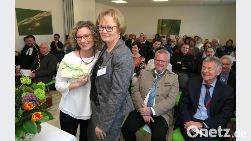 Im Beisein der Ehrengäste überreichte Pflegedienstleiterin Monika Kagerer (rechts) der Geschäftsführerin der Pallicura GmbH, Juliane Schießl-Götz (links), einen Gutschein. Bild: Hirsch