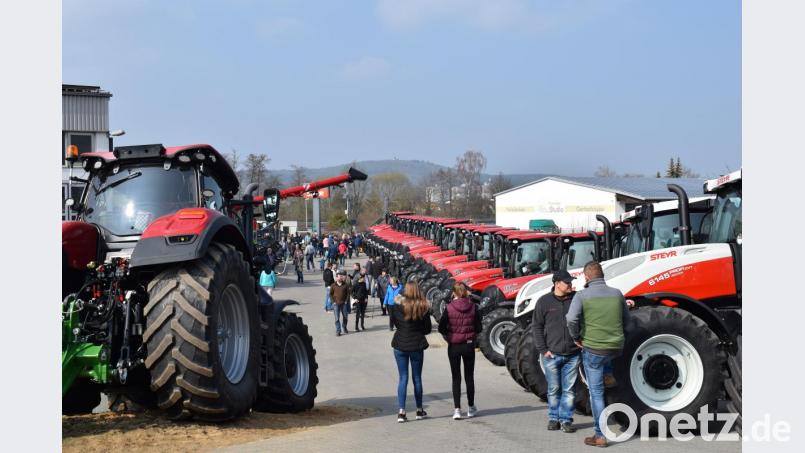 Ein beeindruckendes Spalier von Traktoren der Marken Case und Setyr hatte die Firma Igl-Landtechnik aufgereiht. 150 Exemplare standen zur Auswahl. Bild: bnr