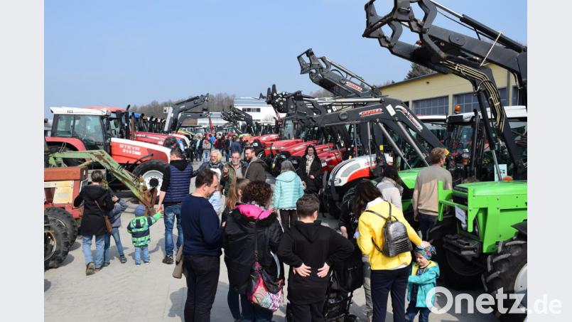 Die Besucher drängten sich durch die Reihen der Traktoren. Neue Schlepper standen neben gebrauchten. Bild: bnr